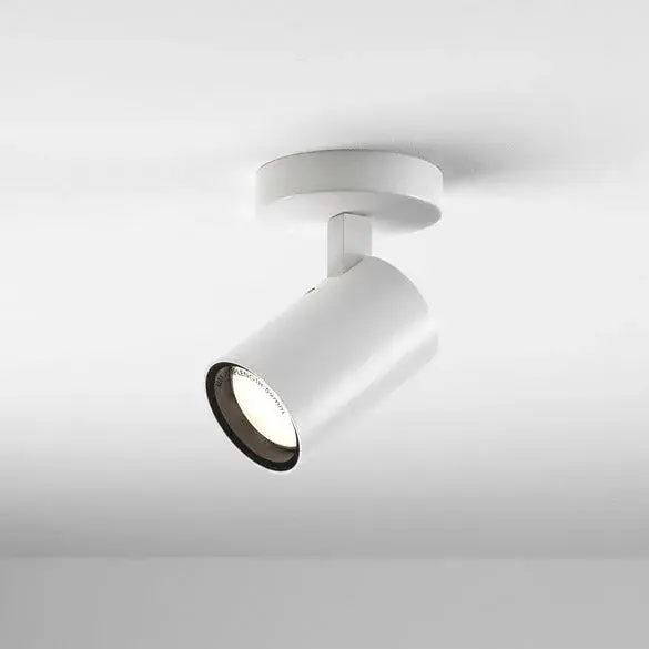 Rund, mat glaslampe fra Astro Lightings Aqua-serie på badeværelsesvæg