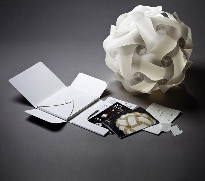 Papirpendel med geometriske folder samlet af et byggesæt fra Halo Design