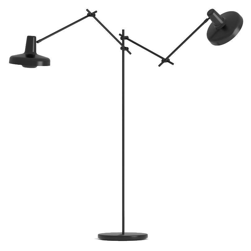 Arigato 2 gulvlampe fra Grupa Products med rund messing skærm